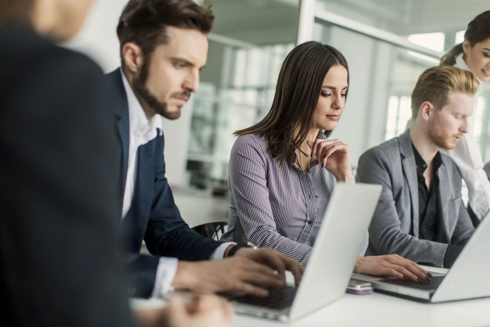 Executivos estudando em programa de MBA