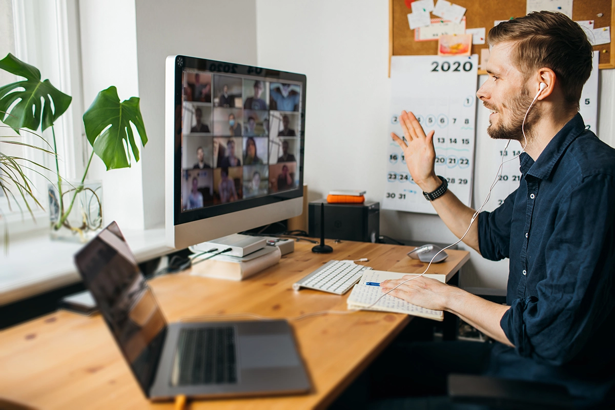 Profissional trabalhando em home office